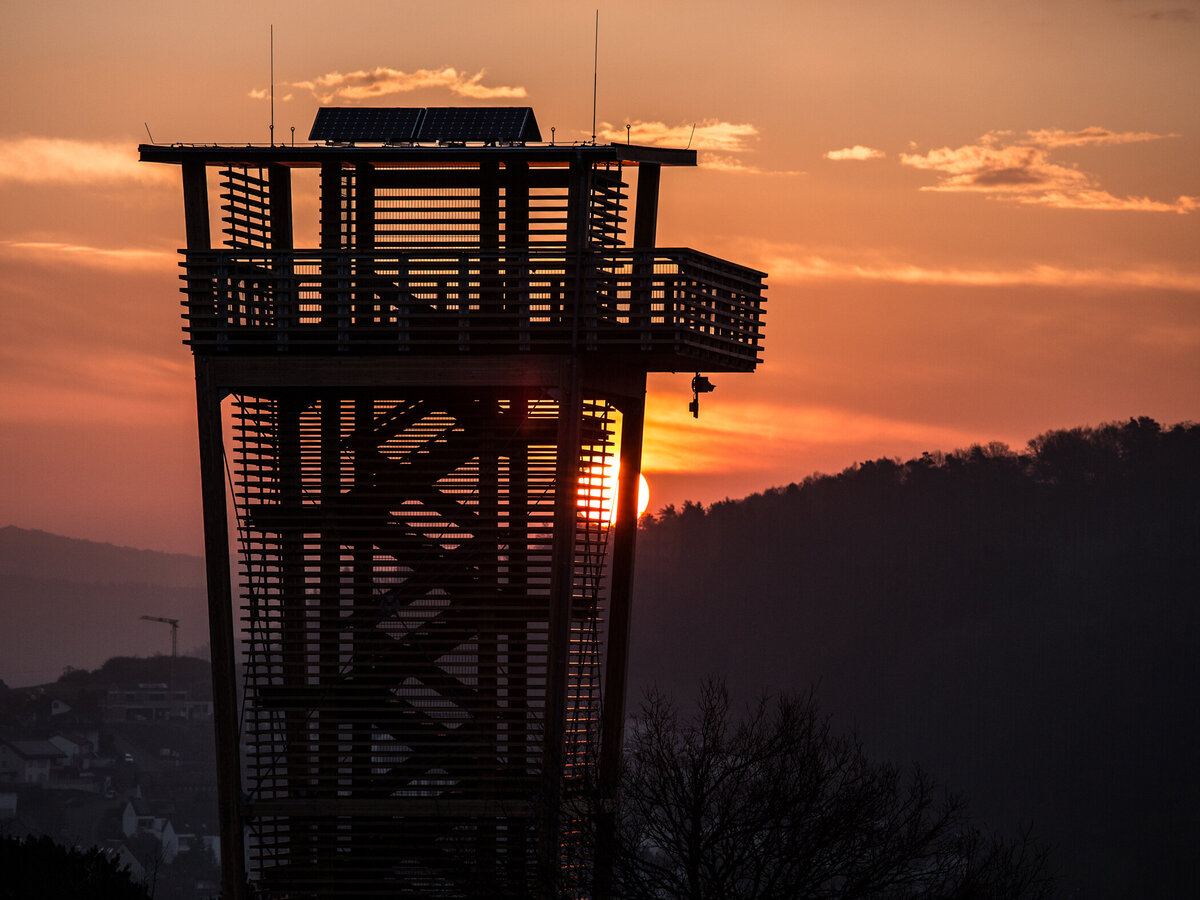 [Translate to Englisch:] Aussichtsturm "Dillblick" im Sonnenuntergang