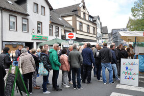 Beispielbild Kartoffelsonntag, Menschen stehen am Essenstand Schlange