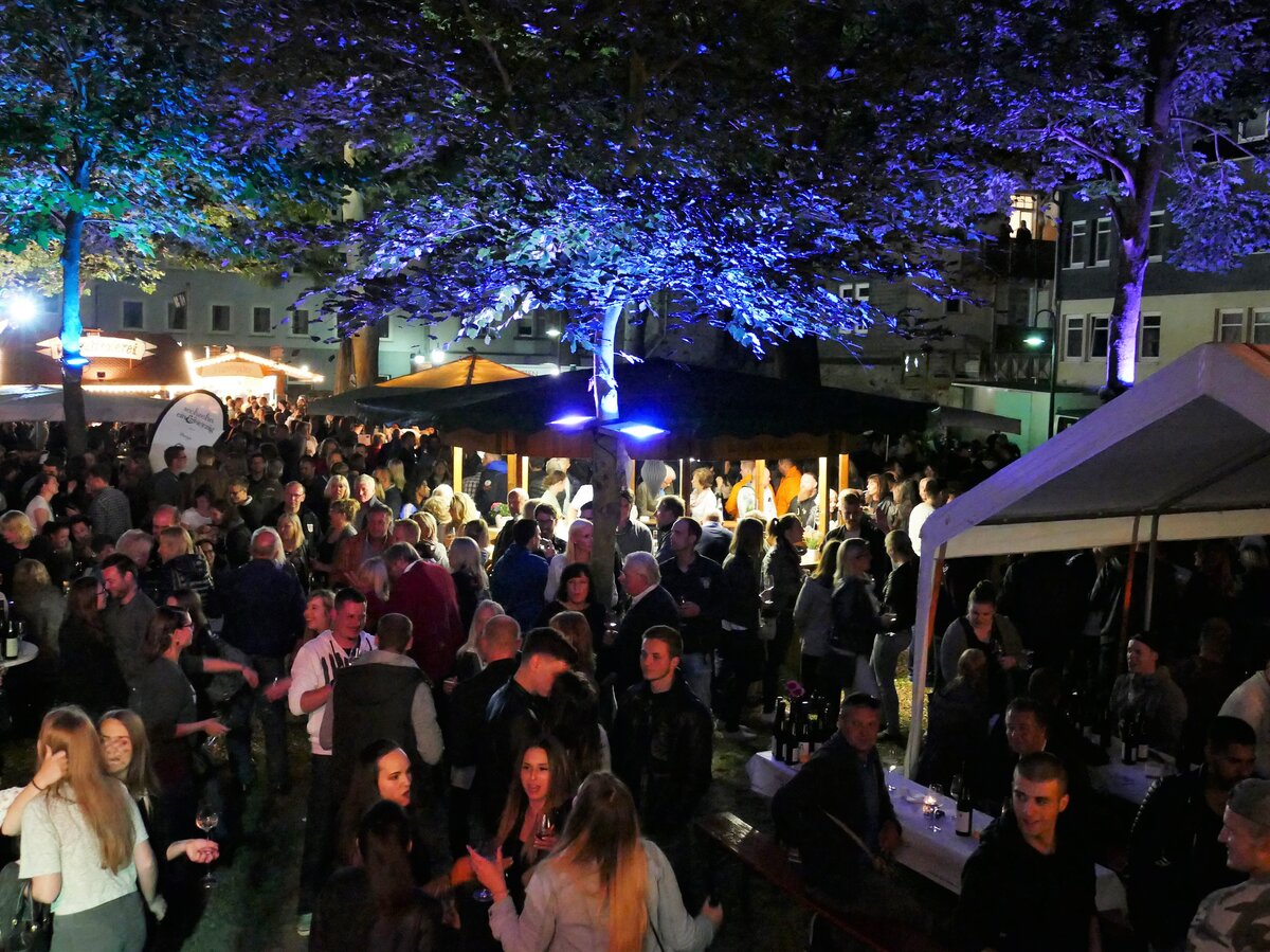 Voller Marktplatz beim Weinfest