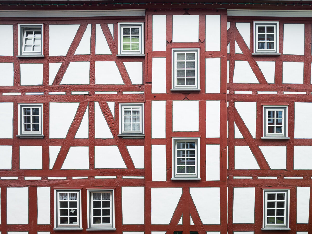 Fachwerkfassade mit vielen kleinen Fenstern