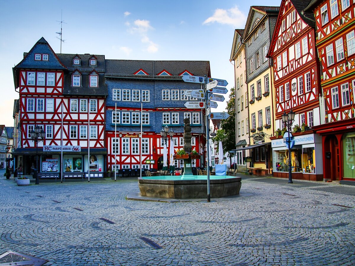 [Translate to Englisch:] Marktplatz von Herborn mit Fachwerkhäusern