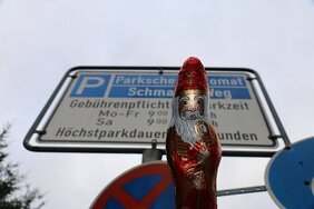 Parkplatzschild mit Weihnachtsmann