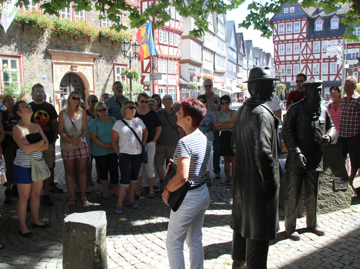 [Translate to Englisch:] Viele Menschen auf dem Marktplatz