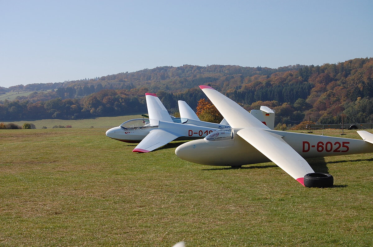 [Translate to Englisch:] Drei Segelflieger auf einer Wiese