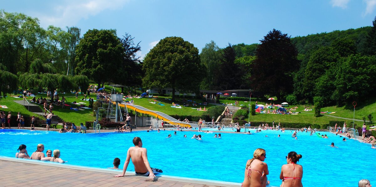 [Translate to Englisch:] Menschen im Freibad Herborn