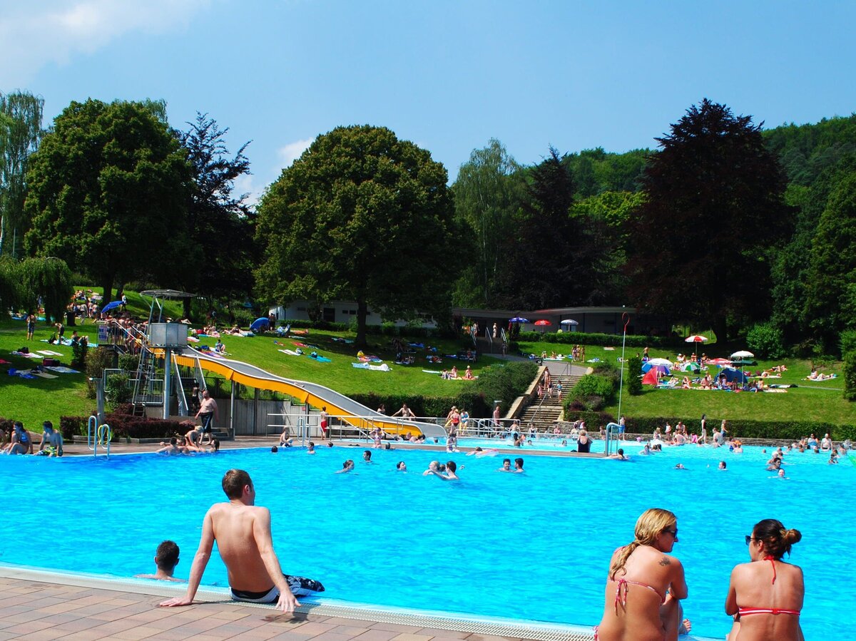 [Translate to Französisch:] Menschen im Freibad Herborn