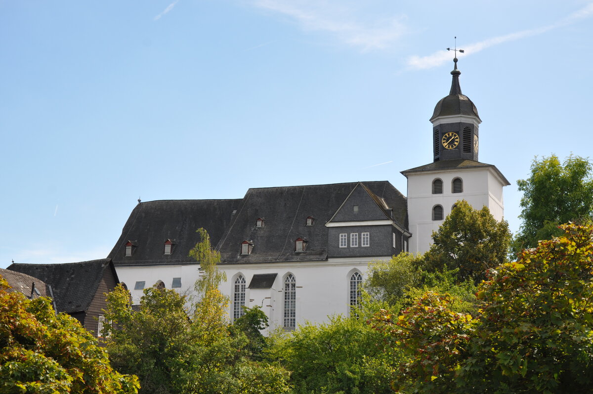 [Translate to Englisch:] Evangelische Stadtkirche im Sommer