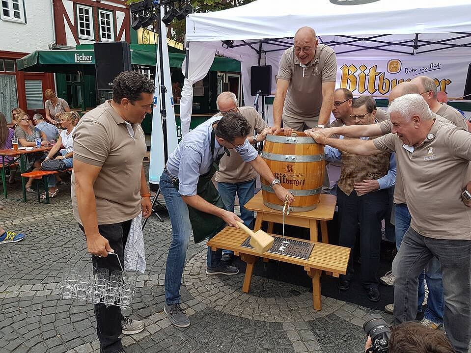 Anzapfen bei der Kornmarkt-Kirmes