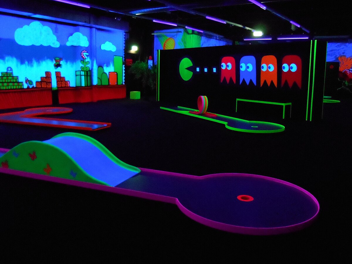 [Translate to Englisch:] Schwarzlicht-Minigolfbahn