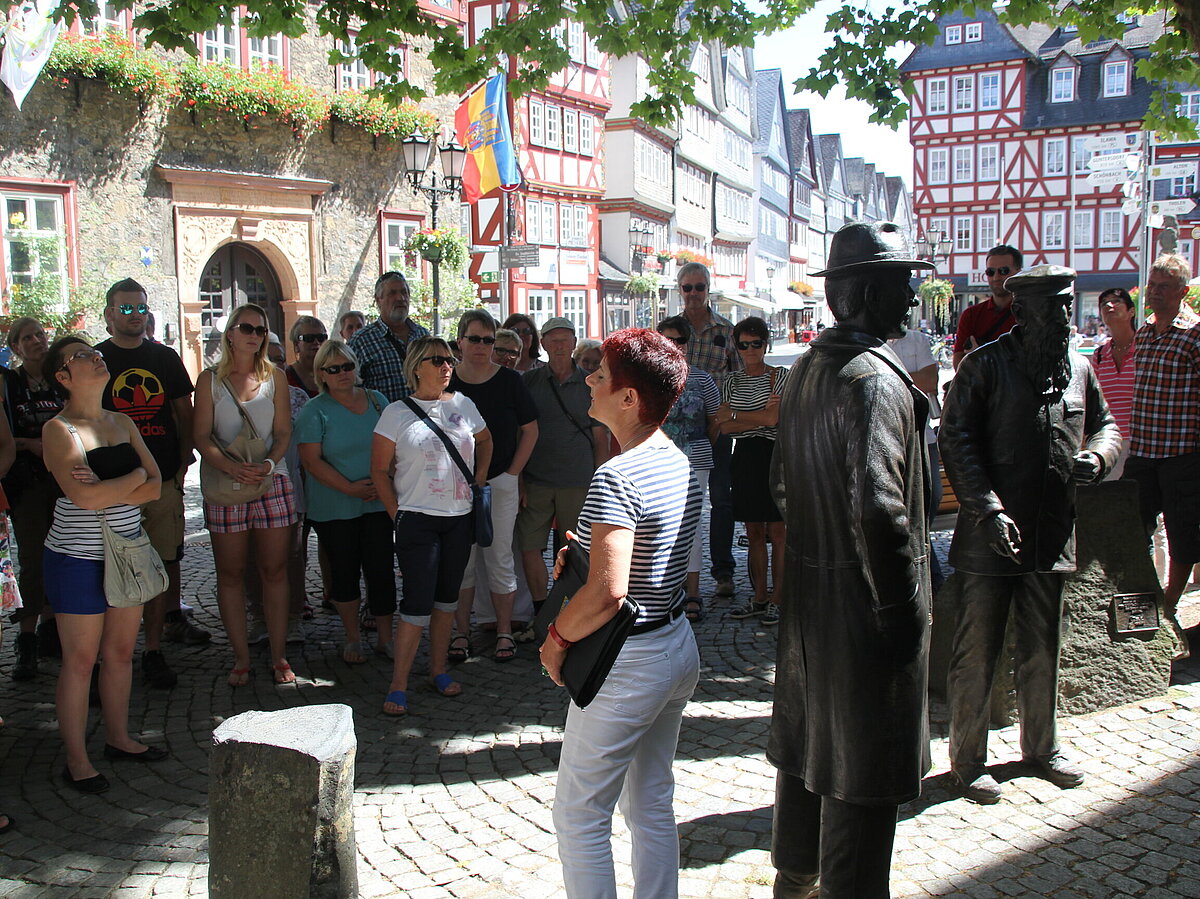 [Translate to Französisch:] Viele Menschen auf dem Marktplatz