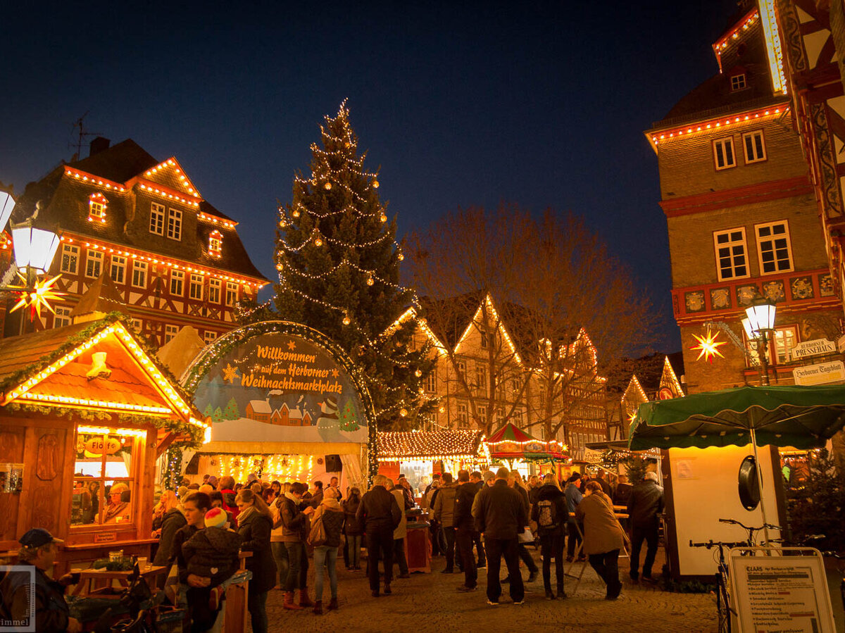 Beleuchteter Weihnachtsmarktplatz