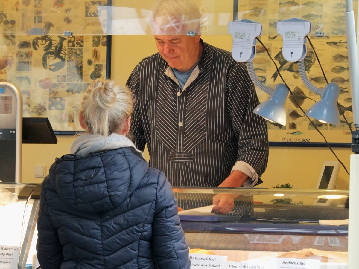 Wochenmarktstand vom Frischfisch-Küstenservice