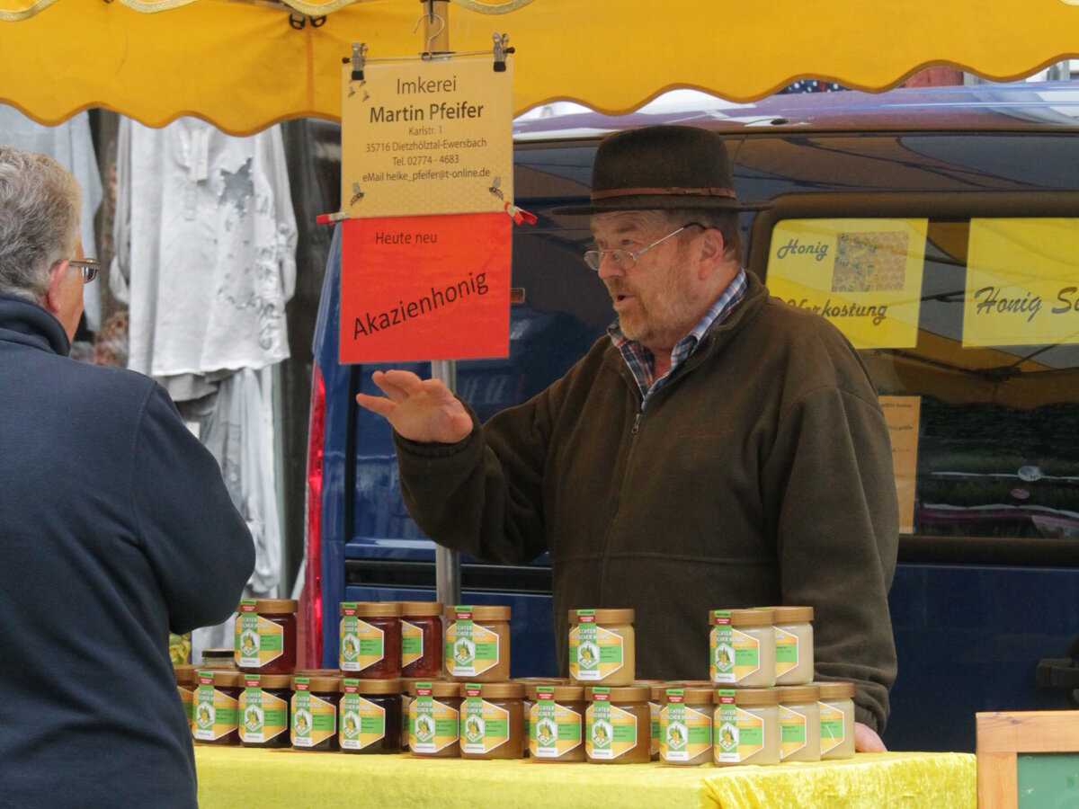 Wochenmarktstand der Imkerei Pfeifer