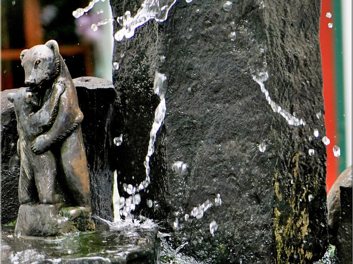 Steinstatue von zwei Bären im Brunnen